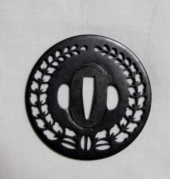 下がり藤紋陰透鉄鐔